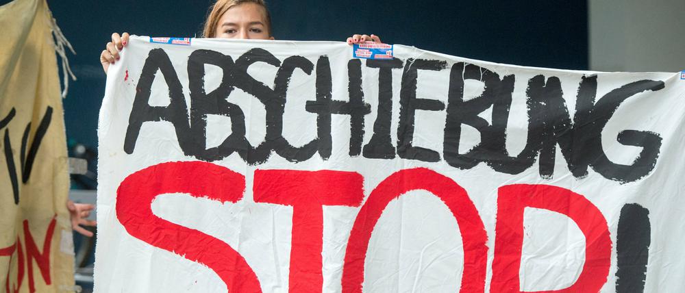 Protest gegen Abschiebung von Flüchtlingen.