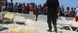 Die Leiche eines ermordeten Touristen am Strand von Sousse nach dem Anschlag auf ein Hotel in Tunesien
