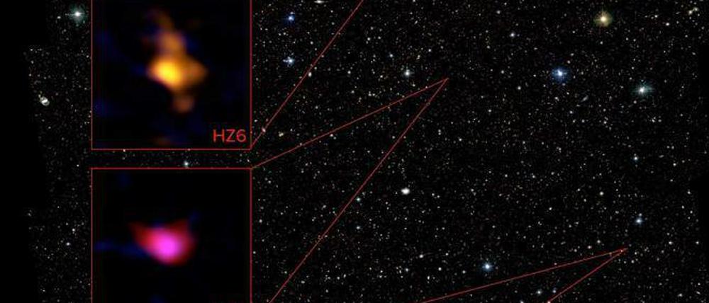 Chemische Evolution. Die Abbildung zeigt junge Galaxien, rund eine Milliarde Jahre nach dem Urknall. Das Leuchten stammt von ionisiertem Kohlenstoff, der sich im interstellaren Raum zwischen den Sternen befindet. Wenige Jahrmilliarden später gibt es bereits wesentlich mehr schwere Elemente, zeigen etwas ältere Galaxien. Sie verweisen auf eine rasche Entwicklung.