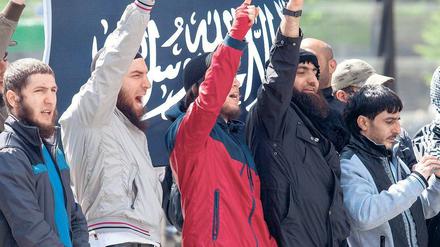 Gehör finden. Geisteswissenschaftler forschen zu aktuellen Fragen, etwa zum Islamismus (hier Salafisten in Berlin). Daneben leisten sie theoretische Begriffsarbeit. 