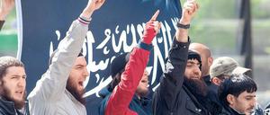 Gehör finden. Geisteswissenschaftler forschen zu aktuellen Fragen, etwa zum Islamismus (hier Salafisten in Berlin). Daneben leisten sie theoretische Begriffsarbeit. 