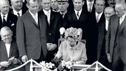Staatsbesuch. Im Mai 1965 besucht die Queen Berlin. Vor dem Rathaus Schöneberg trägt sie sich – im Beisein des Regierenden Bürgermeisters Willy Brandt – ins Goldene Buch der Stadt ein. 