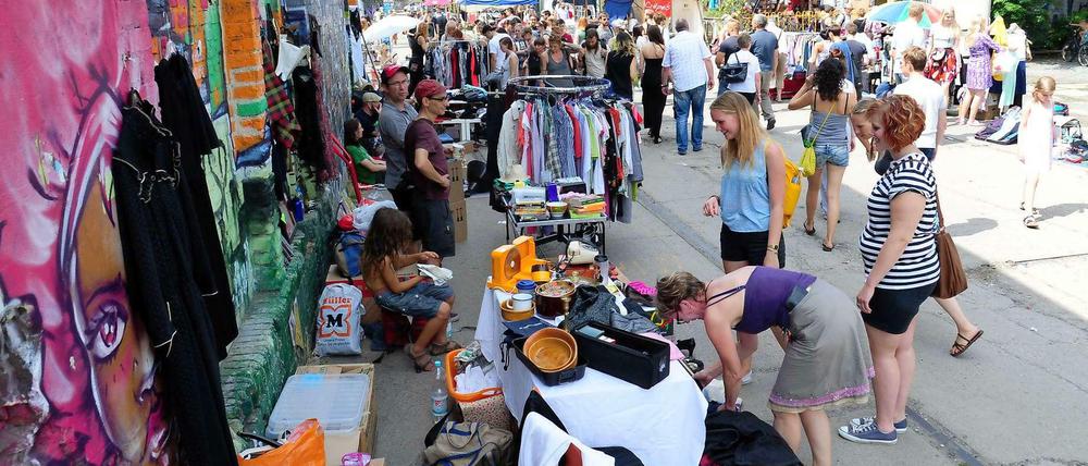 Kleiner Handel. Auf Flohmärkten wie hier auf dem RAW-Gelände in Friedrichshain lernen Kinder, wie man Geschäfte macht.