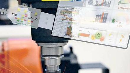 Wie von Geisterhand. Industrieroboter, hier beim Fräsen, tauschen untereinander Daten in Echtzeit aus. So können Werkstücke schnell und individuell gefertigt werden. 