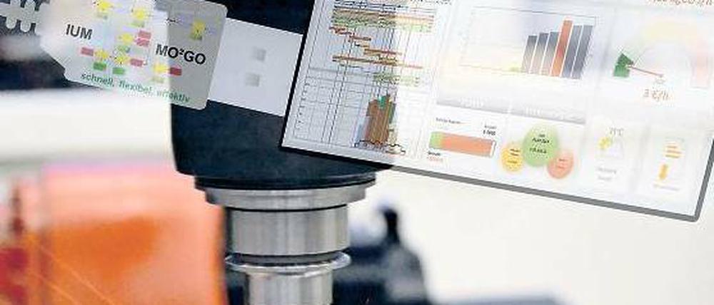 Wie von Geisterhand. Industrieroboter, hier beim Fräsen, tauschen untereinander Daten in Echtzeit aus. So können Werkstücke schnell und individuell gefertigt werden. 