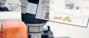Wie von Geisterhand. Industrieroboter, hier beim Fräsen, tauschen untereinander Daten in Echtzeit aus. So können Werkstücke schnell und individuell gefertigt werden. 
