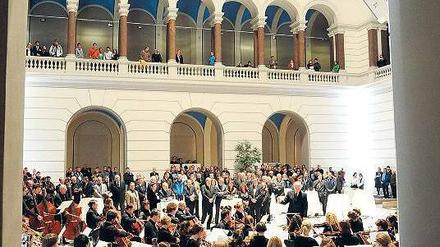 Feierlich und fröhlich. Fast so wichtig wie die Queen’s Lecture selbst ist jedes Jahr der anschließende Empfang mit Konzert im Lichthof der Universität. 