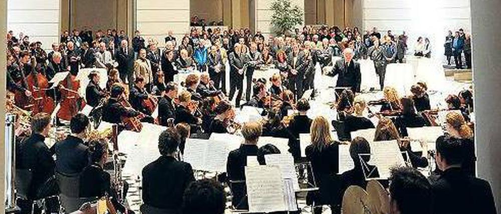 Feierlich und fröhlich. Fast so wichtig wie die Queen’s Lecture selbst ist jedes Jahr der anschließende Empfang mit Konzert im Lichthof der Universität. 