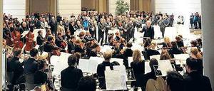 Feierlich und fröhlich. Fast so wichtig wie die Queen’s Lecture selbst ist jedes Jahr der anschließende Empfang mit Konzert im Lichthof der Universität. 