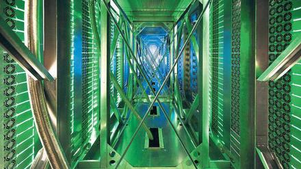 Wissensspeicher. In gewaltigen Serverräumen werden große Datenmengen gespeichert. 