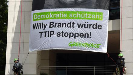 Greenpeace-Aktivisten protestierten vor dem Willy-Brandt-Haus am 20. Juni.