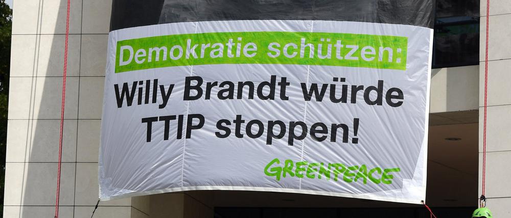 Greenpeace-Aktivisten protestierten vor dem Willy-Brandt-Haus am 20. Juni.
