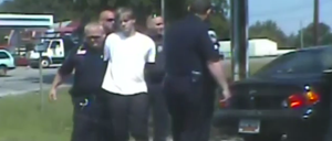 Ein Video zeigt, wie der mutmaliche Charleston-Attentäter Dylann Roof von Polizisten festgenommen wird.