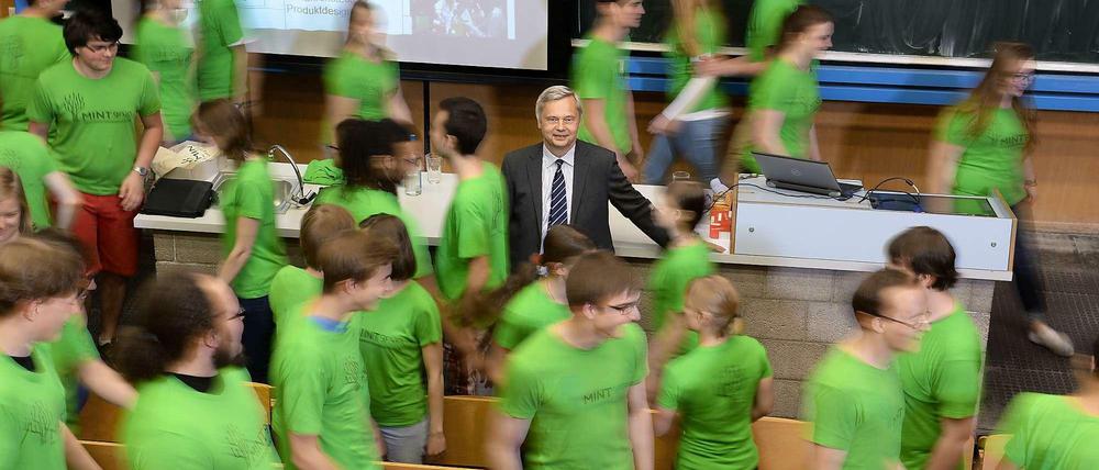 TU-Präsident Christian Thomsen hat  MINTgrün aus der Taufe gehoben: Es soll Abiturientinnen und Abiturienten eine erste Orientierung an der Uni ermöglichen und Studienabbrüche verhindern.