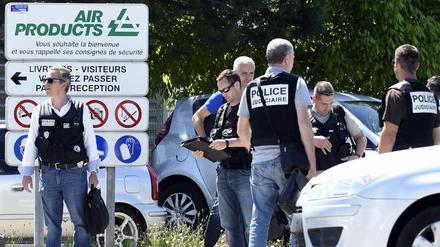 Polizisten vor dem Eingang der Gasfabrik bei Lyon, dem Ort des Anschlags