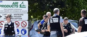 Polizisten vor dem Eingang der Gasfabrik bei Lyon, dem Ort des Anschlags