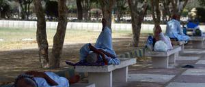 Die Menschen suchen ein kühleren Platz im Park.