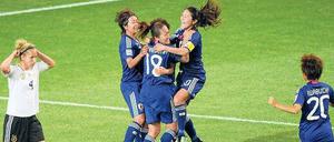 Jähes Ende. Die Japanerinnen jubeln, Babett Peter (l.) und das deutsche Team sind im WM-Viertelfinale 2011 gescheitert.