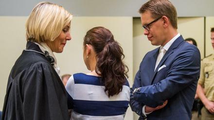 Die Angeklagte Beate Zschäpe im Gerichtssaal des Oberlandesgerichts in München neben ihren Anwälten Anja Sturm und Wolfgang Heer.