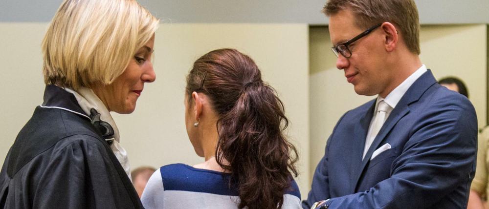 Die Angeklagte Beate Zschäpe im Gerichtssaal des Oberlandesgerichts in München neben ihren Anwälten Anja Sturm und Wolfgang Heer.
