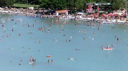 Urlaub am Balaton. Viele DDR-Bürger haben ihre Ferien am Plattensee verbracht. Mit der DM stieg das Ansehen.