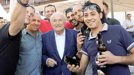 Selfiebewusst: Noch-Präsident Joseph Blatter (M.) posiert mit Bauarbeitern des Fifa-Museums.