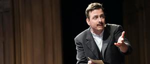 Maximilian Nowka agiert als Wilhelm Voigt im Musical "Der Hauptmann von Köpenick".
