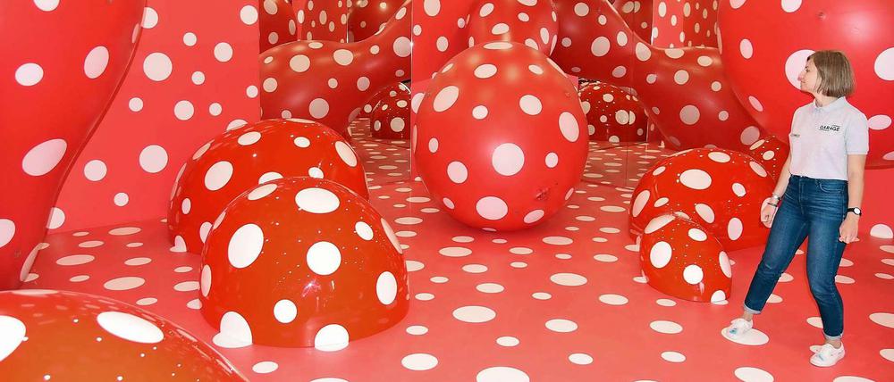 Die Installation Infinity Theory (Theorie der Unendlichkeit) der japanischen Künstlerin Yayoi Kusama ist zur Eröffnung der Garage zu sehen, dem neuen Museum für zeitgenössische Kunst in Moskau.