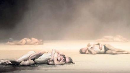 Schlachtfeld Europa. Jan Fabres Prinzip ist die Erschöpfung - auch bei seinem Gastspiel im Rahmen des Festivals „Foreign Affairs“ im Haus der Berliner Festspiele.