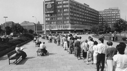 Am Tag der Währungsunion stehen die Bankkunden auf dem Alexanderplatz Schlange. Alle wollen DM abheben.