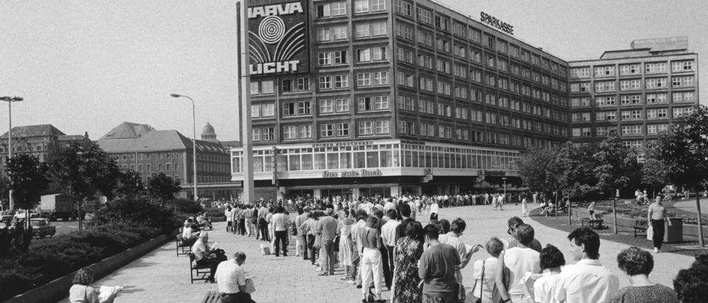 Am Tag der Währungsunion stehen die Bankkunden auf dem Alexanderplatz Schlange. Alle wollen DM abheben.