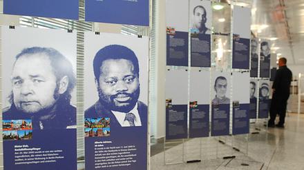 Eine Wanderausstellung "Opfer rechter Gewalt seit 1990 in Deutschland" in Berlin im Juni 2011