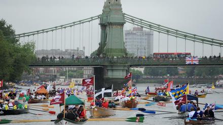 Die Themse in London voll mit Booten im Jahre 2012. Nun soll in den Fluss wieder geschwommen werden - so fordern zumindest einige Aktivisten.