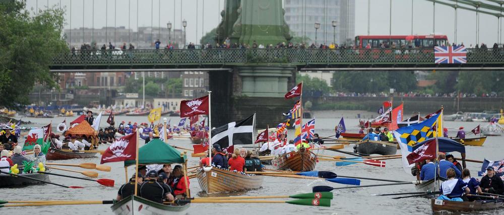 Die Themse in London voll mit Booten im Jahre 2012. Nun soll in den Fluss wieder geschwommen werden - so fordern zumindest einige Aktivisten.