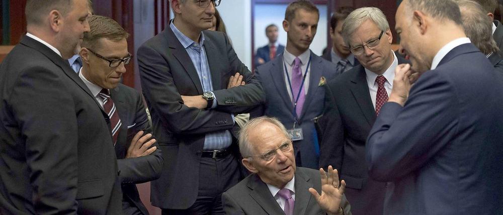 Wolfgang Schäuble umringt von den Ministern in Brüssel.