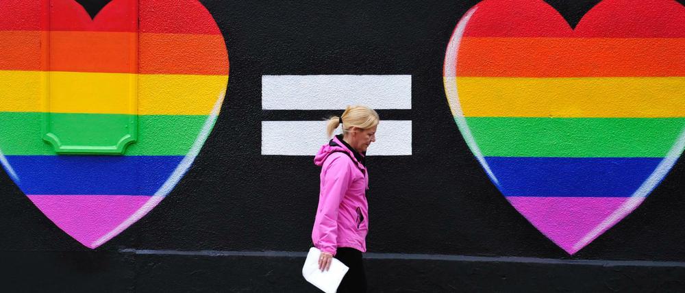 Die Diskriminierung von Homosexuellen lehnt die Katholische Kirche - nach eigenem Bekunden - ab. Doch die Homoehe kommt ihr trotzdem nicht in die Tüte.