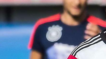 Kevin Volland, (r.) Kapitän der U 21, hat andere Pläne für den Zeitraum der Olympischen Spiele 2016. Ob Horst Hrubesch (l.) den Kapitän der Deutschen umstimmen kann?.