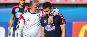 Kevin Volland, (r.) Kapitän der U 21, hat andere Pläne für den Zeitraum der Olympischen Spiele 2016. Ob Horst Hrubesch (l.) den Kapitän der Deutschen umstimmen kann?.