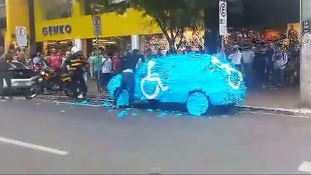 Ein Falschparker in Brasilien wird auf besondere Art ermahnt. Sein Auto ist voll mit Zetteln. Der Wagen parkt auf einem Behindertenparkplatz.