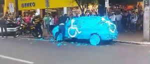 Ein Falschparker in Brasilien wird auf besondere Art ermahnt. Sein Auto ist voll mit Zetteln. Der Wagen parkt auf einem Behindertenparkplatz. 