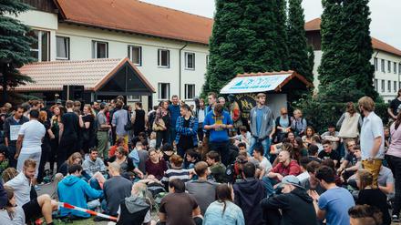Demonstranten vor dem ehemaligen Leonardo-Hotel in Freital, das jetzt als Flüchtlingsheim dient.