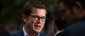 Der Deutsche Bundestag muss Unterlagen zur Plagiatsaffäre um den früheren Verteidigungsminister Karl-Theodor zu Guttenberg (CSU) herausgeben.