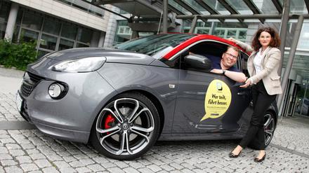 Einstieg ins Carsharing. Opel-Marketingchefin Tina Müller und Jan Wergin, Direktor Opel Community Carsharing, stellen die "Car-Unity" vor. 
