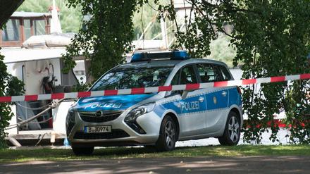 Ein Polizeiwagen im Treptower Park am vorvergangenen Sonnabend. Dort hatten am frühen Morgen Spaziergänger eine Leiche gefunden. Der Fall könnte bald aufgeklärt werden.