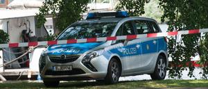 Ein Polizeiwagen im Treptower Park am vorvergangenen Sonnabend. Dort hatten am frühen Morgen Spaziergänger eine Leiche gefunden. Der Fall könnte bald aufgeklärt werden.