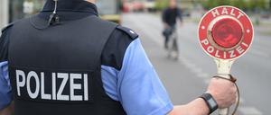 Ein Polizist bei einer Verkehrskontrolle