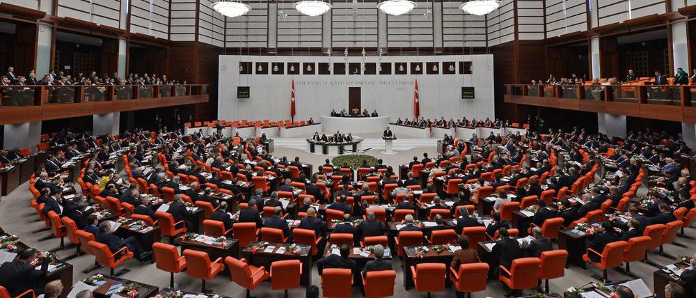 Das Parlament in Ankara nimmt die Arbeit auf, eine neue Regierung ist aber noch nicht in Sicht.