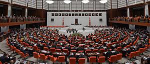 Das Parlament in Ankara nimmt die Arbeit auf, eine neue Regierung ist aber noch nicht in Sicht.
