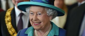 Die britische Königin Elizabeth II. macht am Nachmittag Pause von Berlin und weilt in Frankfurt am Main, wo sie ein Sightseeing-Programm und ein Mittagessen absolviert.