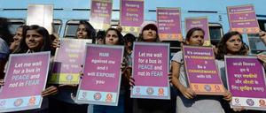 Mädchen protestieren gegen die Massenvergewaltigung in Indien.